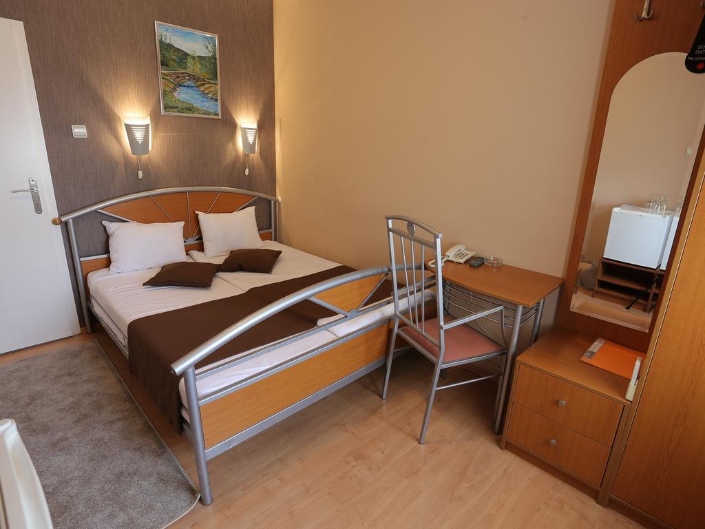 Hotel Zeneva Kragujevac Bagian luar foto